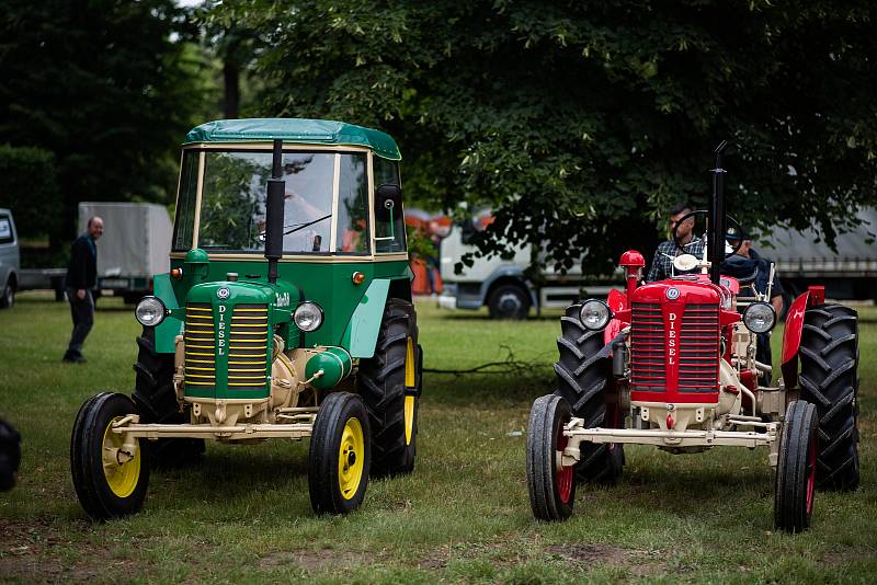 Stovky nablýskaných starých vozů a motocyklů mohli vidět návštěvníci ve slavkovském parku.