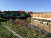 Firma JKZ Bučovice plánuje postavit na pozemcích převedených z obytné do výrobní zóny kancelářskou budovu. Členové místní iniciativy jim nevěří.
