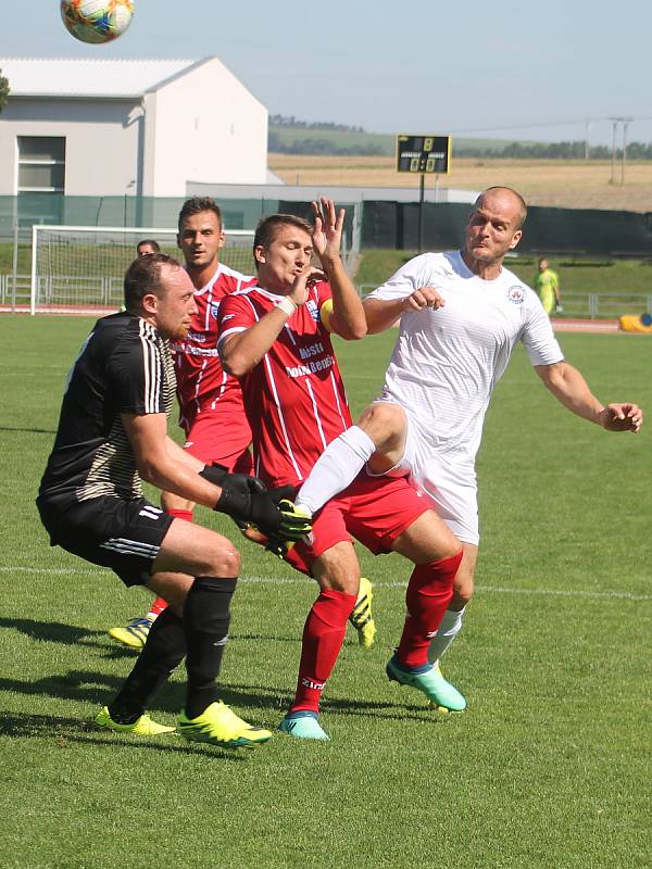 Ve třetím kole Moravskoslezské liy porazili fotbalisté MFK Vyškov (bílé dresy) tým Dolního Benešova 5:2.