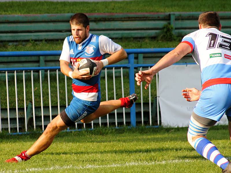 Velkou ragbyovou bitvou byl zápas 1. ligy Jimi RC Vyškov (modré dresy) - Mountfield Říčany. Domácí nakonec ubránili těsné vítězství 26:25.