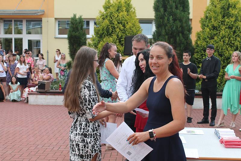 Slavnostního předávání vysvědčení se ve čtvrtek ráno dočkali žáci devátých ročníků na Základní škole Purkyňova ve Vyškově. Foto: se souhlasem Romana Říhy