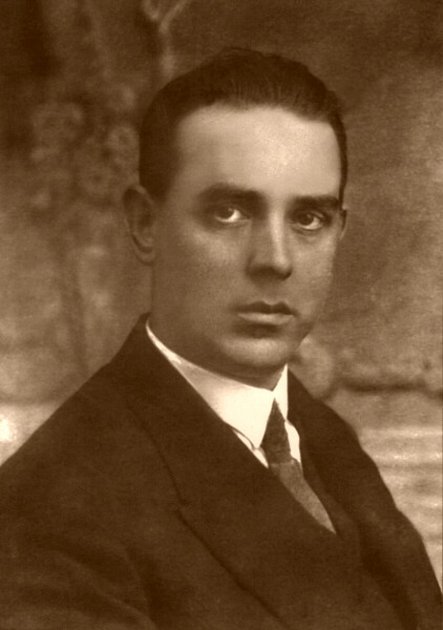 Dirigent, skladatel a hudební pedagog František Franc. Jeho jméno nese základní umělecká škola.
