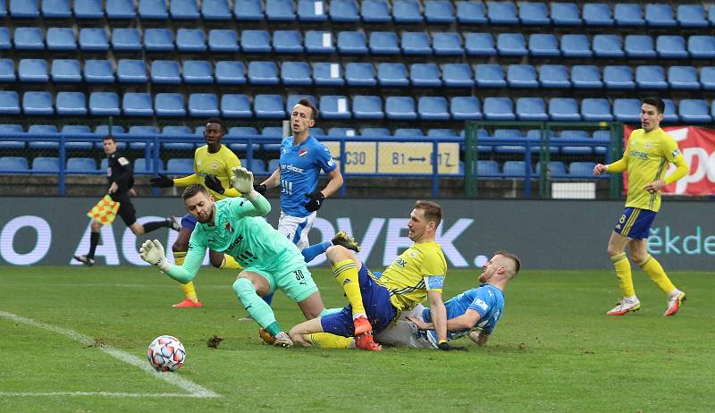 Fotbalisté Zlína (žluté dresy) hráli doma s Baníkem Ostrava 2:2. Zápas sledoval jen omezený počet diváků.