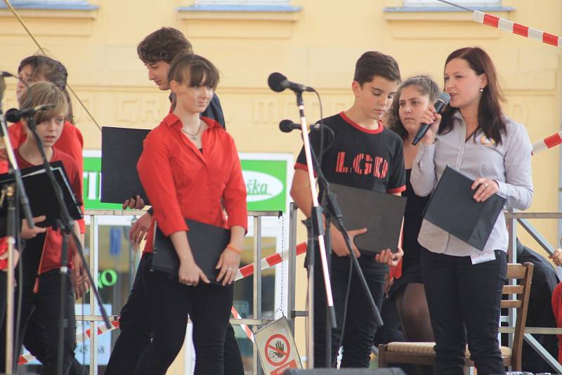Letošní ZpívejFest završil páteční koncert na Masarykově náměstí ve Vyškově.