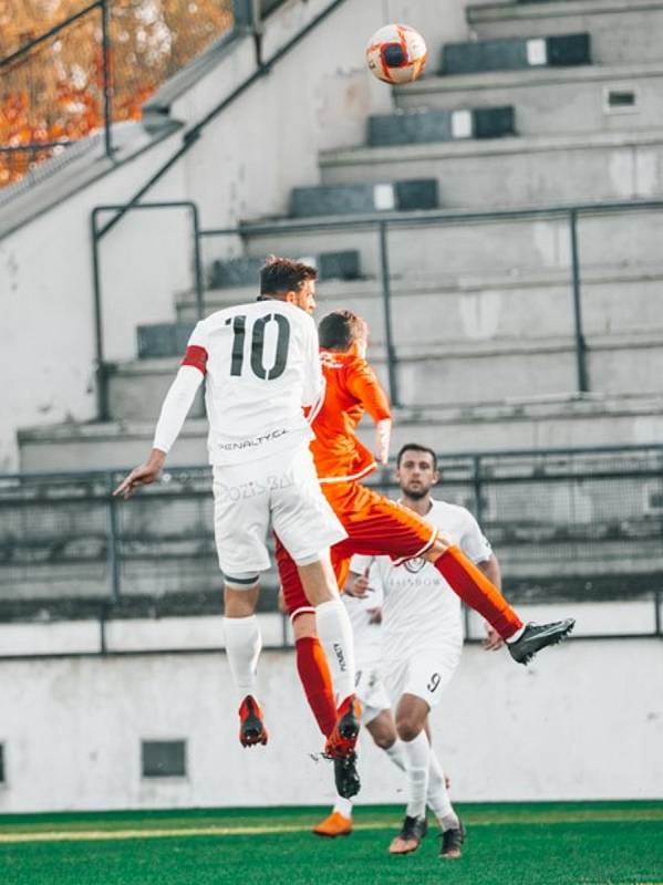 Tři body zůstaly v Drnovicích, fotbalisté Vyškova (bílé dresy) tam v utkání druhé ligy porazili Chrudim 4:1.