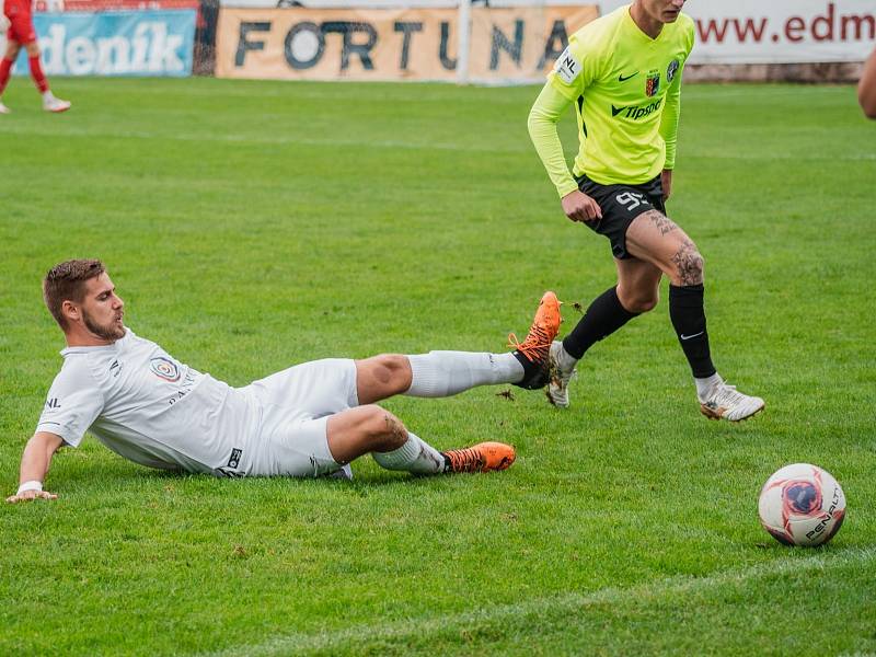 V devátém kole druhé ligy fotbalisté MFK Vyškov (bílé dresy)  porazili Prostějov 4:1.