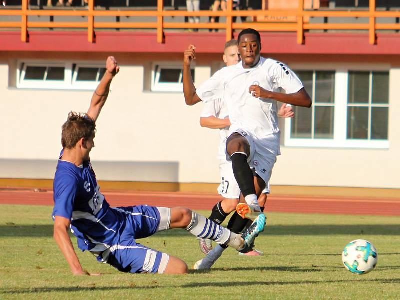 V jihomoravském derby 2. kola Moravskoslezské ligy zvítězili fotbalisté Líšně (modré dresy) ve Vyškově 2:0.