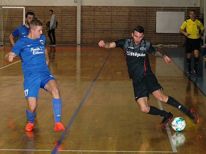 V okresním derby jihomoravské divize futsalistů se prosadil favorizovaný FC Kloboučky (modré dresy). Vyškovský tým Brikety-pelety porazil 9:4