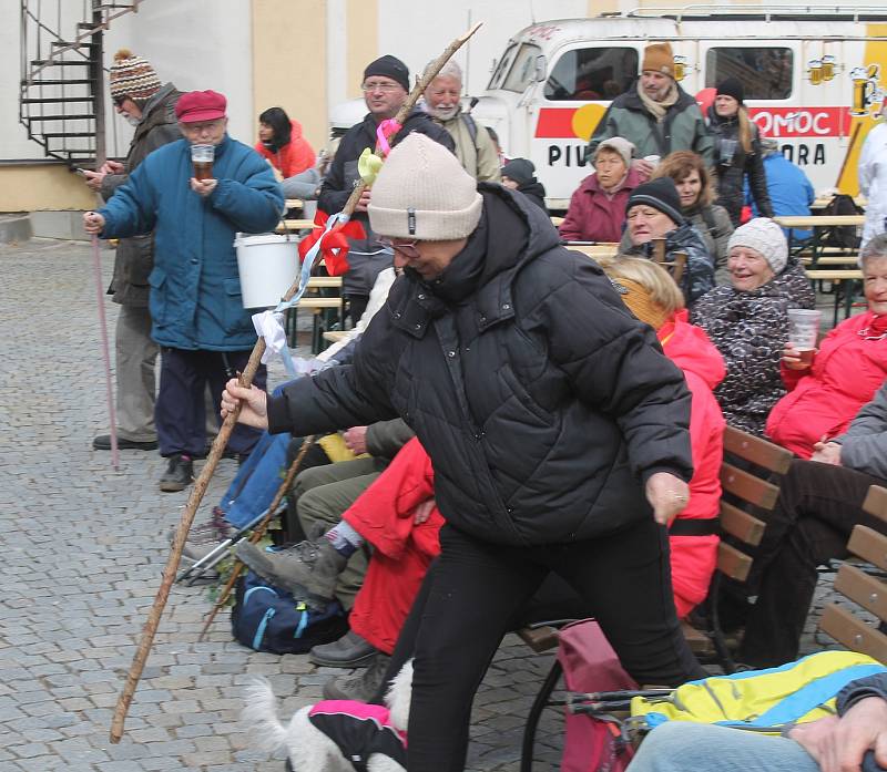 Na nádvoří pivovaru v Černé Hoře se sešly stovky turistů s holemi.