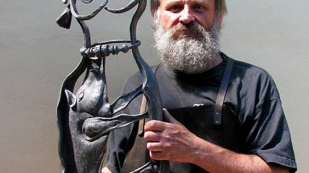  Umělecký kovář Oldřich Bartošek s jednou ze svých kovových plastik ztvárňujících keltského boha.
