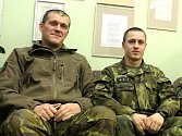 Vojáci 74. lehkého motorizovaného praporu v Bučovicích Petr Svoboda (vlevo) a Petr Okénka vzpomínají na loňské Vánoce, které strávili v Afghánistánu.