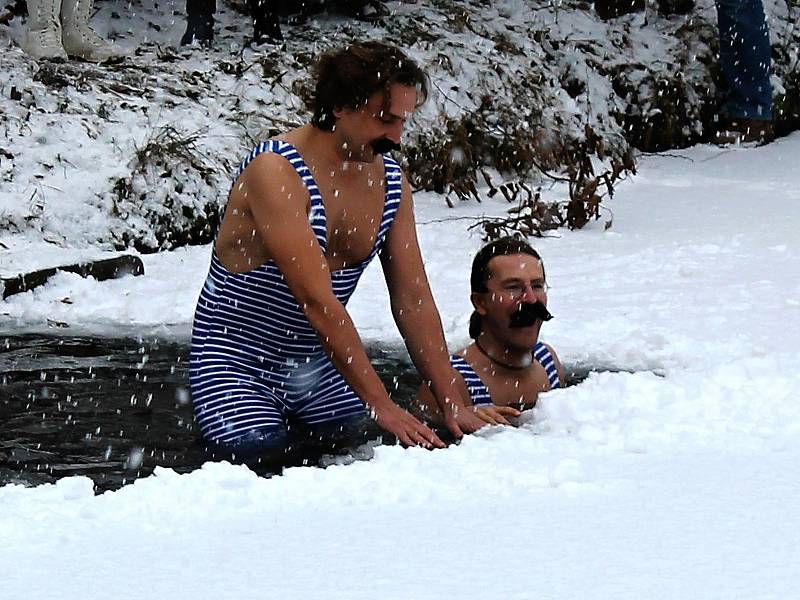 Olšanští si Nový rok užili netradičně - v ledové vodě.