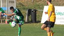 V utkání krajského přeboru fotbalistů porazil Tatran Rousínov (zelené dresy) FK Mutěnice 4:1.