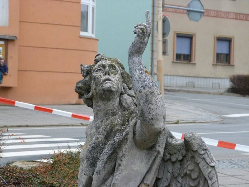 Rozebírání sousoší svatého Floriána na Palackého náměstí v roce 2012. Původní sochy nahradily kopie.