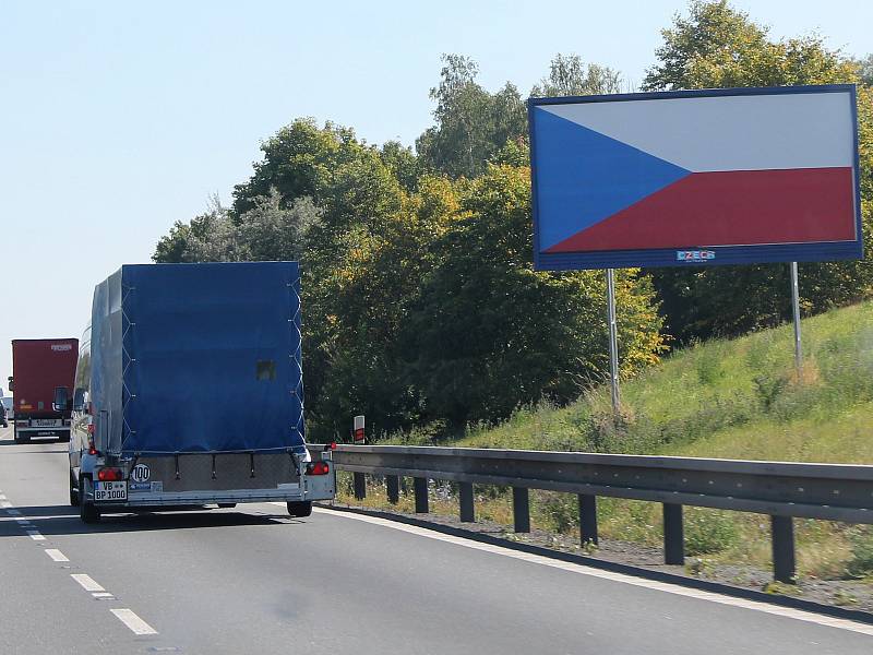 Odstraňování billboardů jde pomalu.