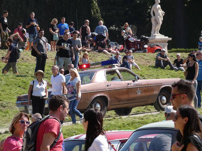 Uplynulý víkend zaplnily park slavkovského zámku davy návštěvníku. Lákal je jubilejní dvacátý Veteranfest.