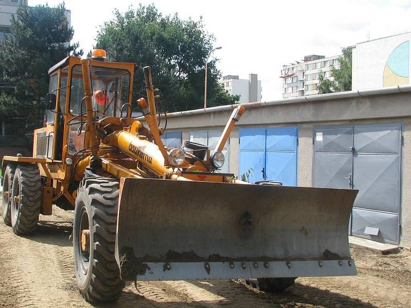 Silničáři začali ve čtvrtek ráno bez upozornění bagrovat vjezdy před garážemi v Dukelské ulici ve Vyškově. Obyvatele to rozčílilo. Město ovšem potíže nepředpokládalo.