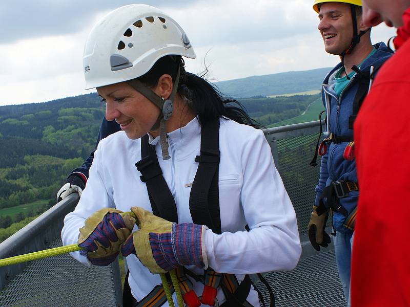 Při pohledu z rozhledny je možné spatřit Pálavu, Ždánický les i Chřiby. Návštěvníci drnovického adrenalinového setkání ale koukali hlavně dolů. A někteří docela vyděšeně.