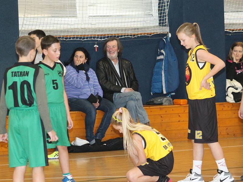 Syn herce Bolka Polívky Jan hraje basketbal ve Vyškově za nejmladší žáky U12. V sobotu hráli s Basket Kohouti Brno 46:27 a 36:37.