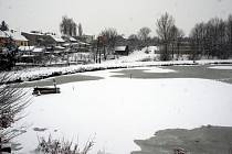 Zamrzlý rybník Jandovka. Ilustrační foto.