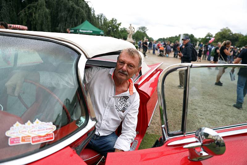 Stovky nablýskaných starých vozů a motocyklů mohli vidět návštěvníci ve slavkovském parku.