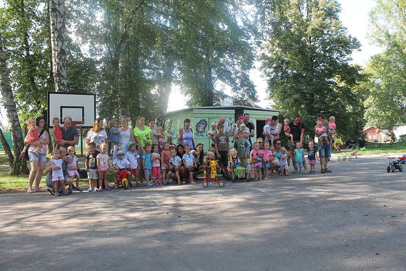 Ve Vyškově se konal sraz dvojčat, který se podařilo dát dohromady přes sociální sítě.