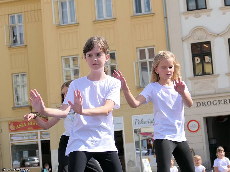 Při Majákovské akademii představily děti a mládež ukázky různých činností, kterým se věnují v kroužcích.