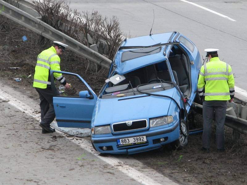 Osobní auto ve středových svodidlech omezuje dopravu na dálnici D1 u Komořan. Při nehodě se zranili tři lidé.