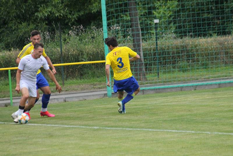 V přípravném utkání na hřišti v Křižanovicích u Bučovic porazili fotbalisté Vyškova (bílé dresy) Velkou Bíteš 8:1.