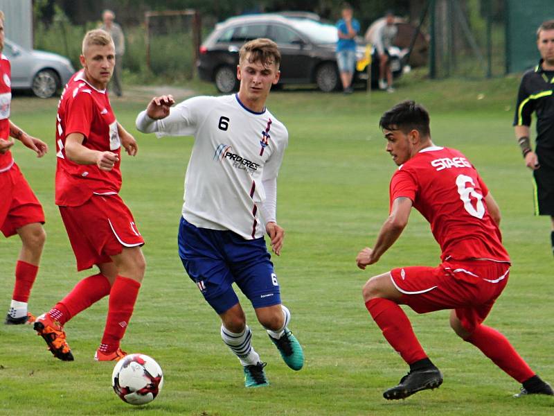 Fotbalisté MFK Vyškov (v červeném) remizovali v přípravném utkání s SK Líšeň 1:1. Hrálo se v Lysovicích.