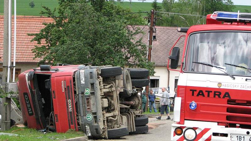 Havarovaný kamion v Kačerově.