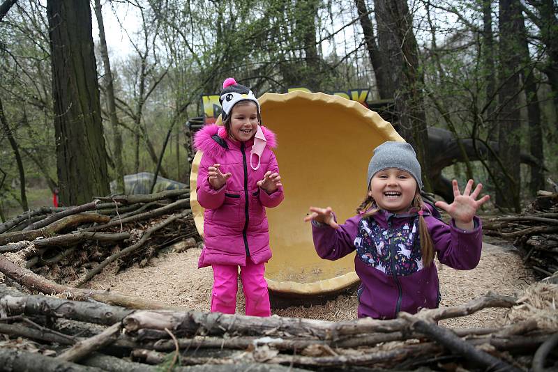 Vyškovský Dinopark. Oblíbená atrakce přivítala stovky prvních návštěvníků.