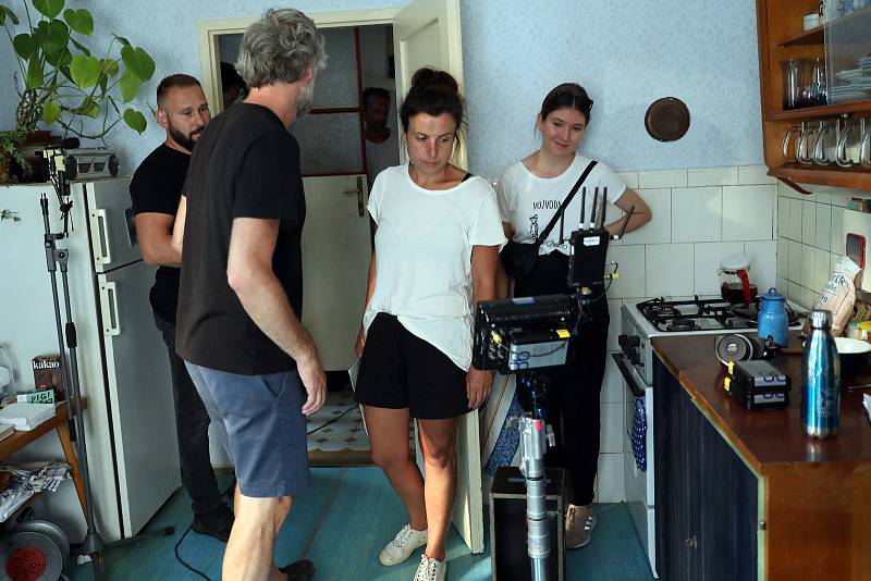 V domku, který vypadá jako skanzen sedmdesátých let natáčí nový film režisérky Beaty Parkanové. Místní tak mohou ve vsi potkat herce Veroniku Žilkovou, Martina Fingera nebo Marka Geišbergera.