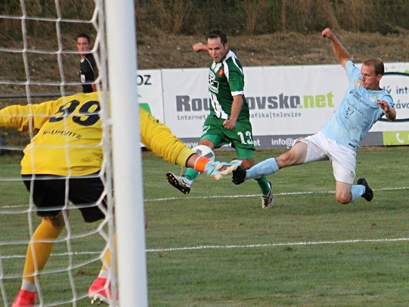 Ve druhém kole krajského přeboru prohráli fotbalisté Tatranu Rousínov (zelené dresy) doma se Sokolem Krumvíř 1:2.