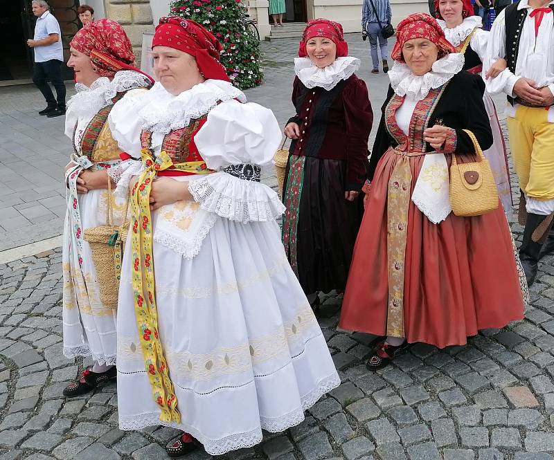 První krojovaný průvod dorazil na Masarykovo náměstí už dopoledne.