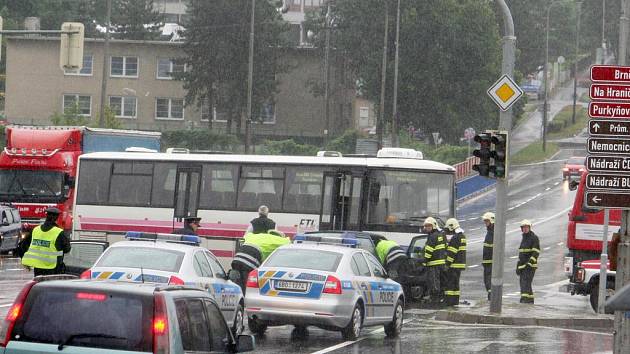 U autobusového nádraží ve Vyškově se srazil autobus s osobním autem.