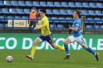 Fotbalisté Zlína (žluté dresy) hráli doma s Baníkem Ostrava 2:2. Zápas sledoval jen omezený počet diváků.