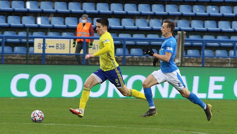 Fotbalisté Zlína (žluté dresy) hráli doma s Baníkem Ostrava 2:2. Zápas sledoval jen omezený počet diváků.