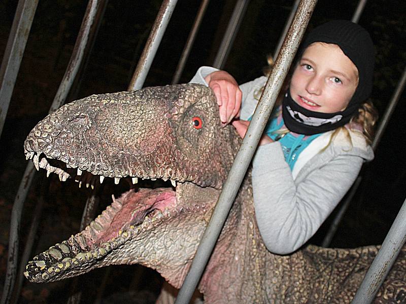 Spíš jako dobrodružnou výpravu než za stezku odvahy braly děti Noční prohlídku dinoparku ve Vyškově. Nasvětlených a řvoucích ještěrů se neděsily.