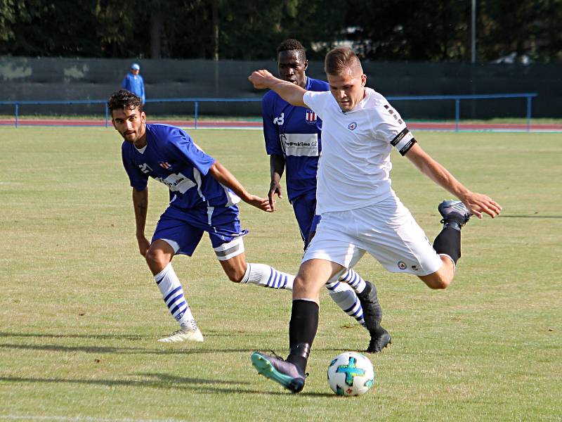 V jihomoravském derby 2. kola Moravskoslezské ligy zvítězili fotbalisté Líšně (modré dresy) ve Vyškově 2:0.