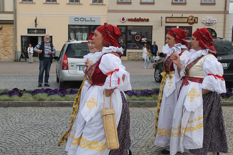 Průvod krojovaných za zpěvu lidových písní zahájil vyškovský Hanácký den.