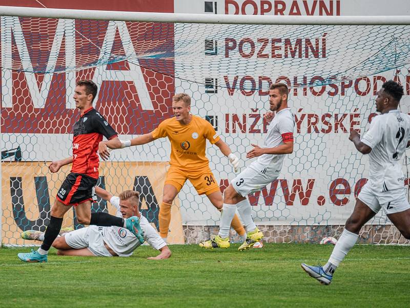 Další tři druholigové body získali fotbalisté MFK Vyškov (bílé dresy). V Drnovicích porazili Táborsko 3:1.