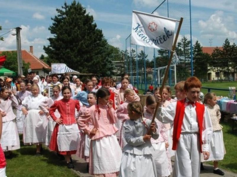 Kromě souborů z Drahanské vrchoviny a Nivnice se na třicátém ročníku folklorního festivalu Pod křenovskó majó představí i domácí Křenovák a Křenováček.