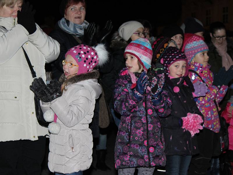 Asi tři sta lidí si přišlo ve středu v podvečer zazpívat koledy s Deníkem na Masarykovo náměstí ve Vyškově. Tón udávaly děti z vyškovské Základní umělecké školy.