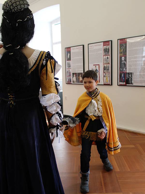 Výstava v Muzeum Vyškovska představuje průřez historií odívání šlechty. Některé šaty si můžou děti i dospělí vyzkoušet.