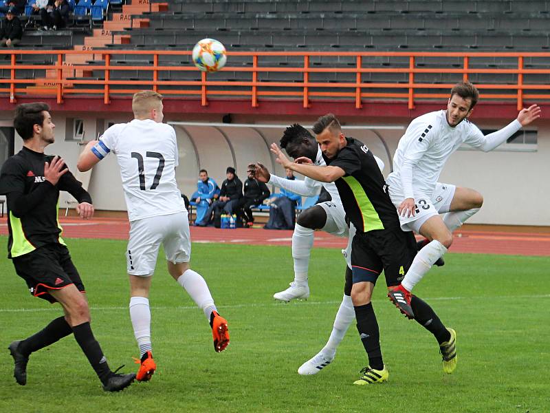 V utkání Moravskoslezské ligy porazili fotbalisté MFK Vyškov (bílé dresy) FC Dolní Benešov 2:0.