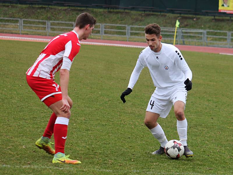 V úvodním jarním kole Moravskoslezské ligy porazili fotbalisté MFK Vyškov (bílé dresy)  Spartak Hulín 3:0.