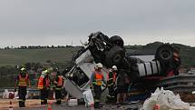 Dopravní nehoda kamionu na dálnici D1 na 212,5 kilometru zablokovala dopravu. Na místě se vysypal náklad cihel.