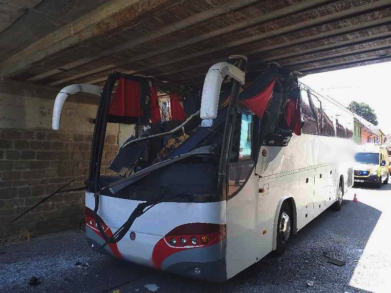 V Ivanovicích na Hané boural autobus se zahraničními turisty. Nevešel se pod železniční most.