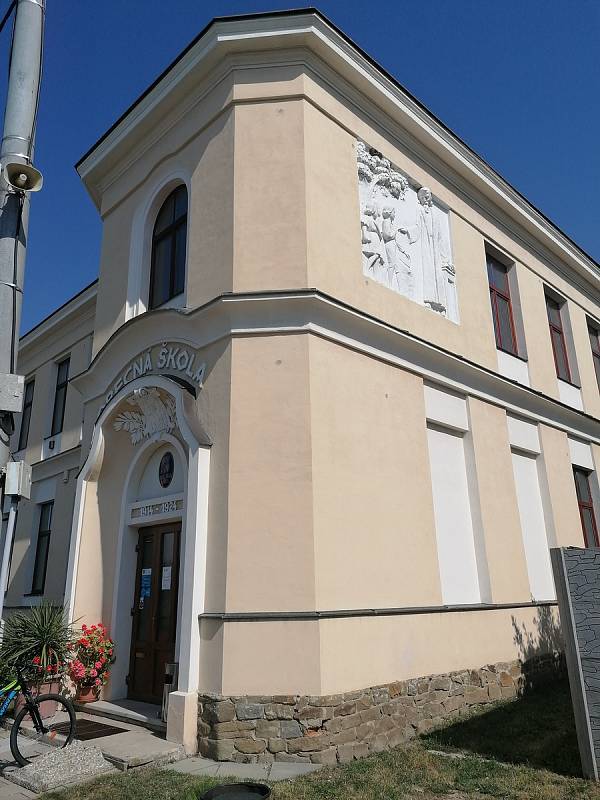 Bývalá škola slouží v Podbřežicích jako obecní úřad.